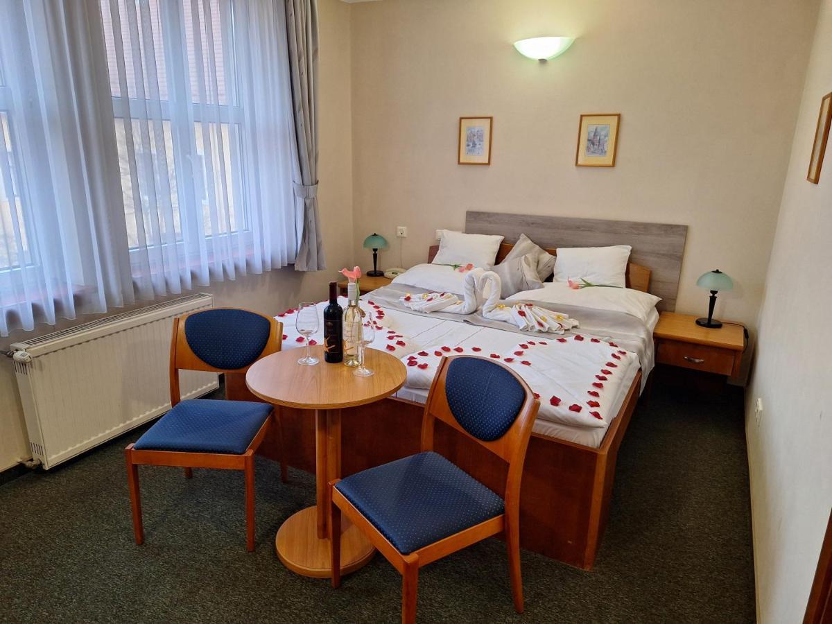 Hotel Unicornis Έγκερ Εξωτερικό φωτογραφία
