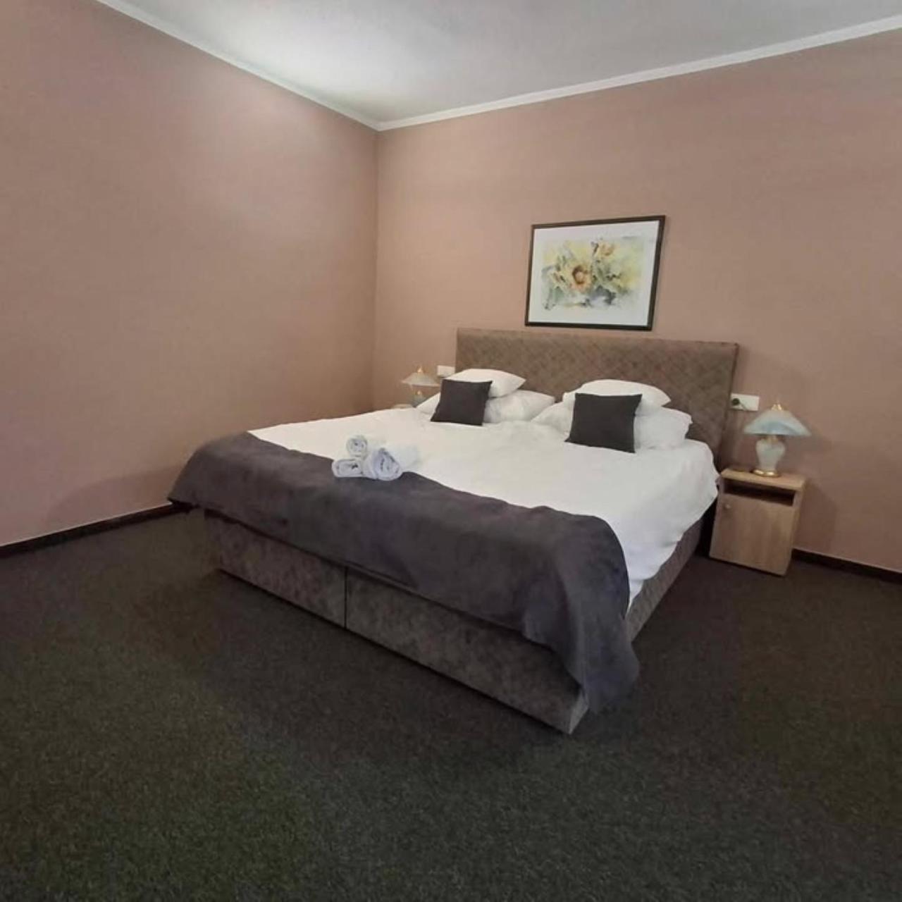 Hotel Unicornis Έγκερ Εξωτερικό φωτογραφία